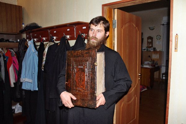 Předseda ukazuje bible ze 16. století
